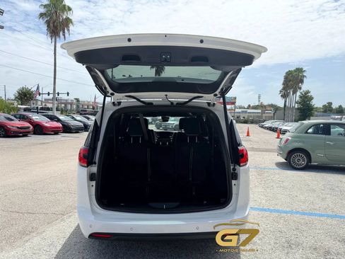 Used 2024 Chrysler Pacifica Limited FWD image 4