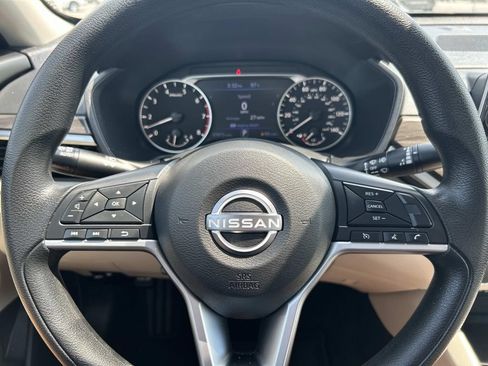 Used 2025 Nissan Altima 2.5 SV FWD image 33