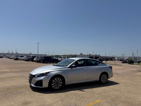 Certified 2025 Nissan Altima 2.5 SV FWD image 11