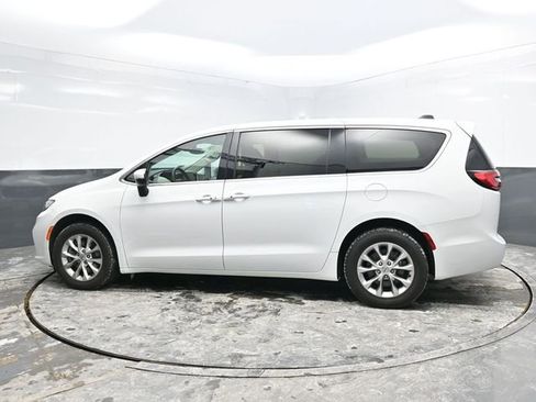 Used 2023 Chrysler Pacifica Touring-L image 4