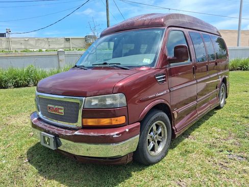 Used 2010 GMC Savana 1500 AWD w/ Preferred Equipment Group image 2
