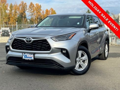Used 2024 Toyota Highlander LE image 1