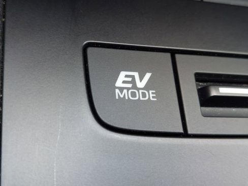Used 2024 Toyota Venza LE AWD/4WD image 22
