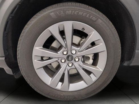 Used 2024 Ford Explorer XLT w/ Equipment Group 202A AWD/4WD image 4