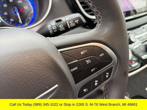 Used 2023 Chrysler Pacifica Touring-L image 24