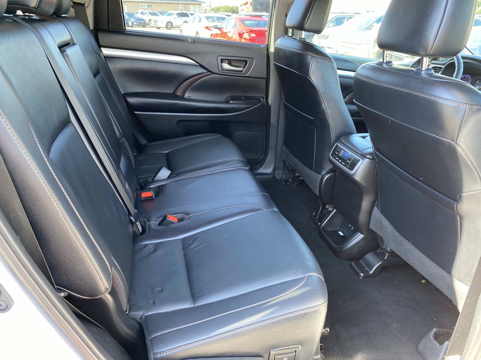 Used 2019 Toyota Highlander XLE AWD/4WD image 24