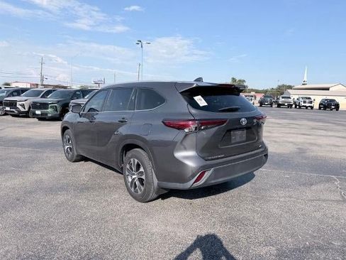 Used 2022 Toyota Highlander XLE FWD image 3