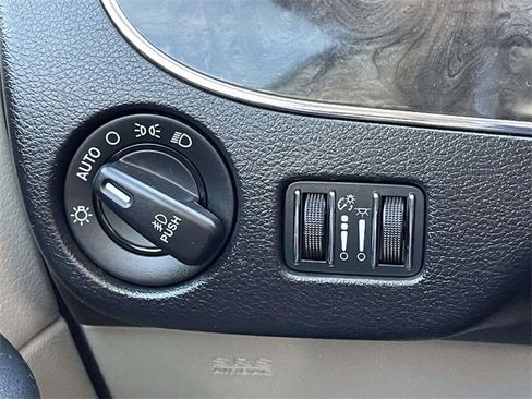 Used 2014 Chrysler Town & Country Touring image 20