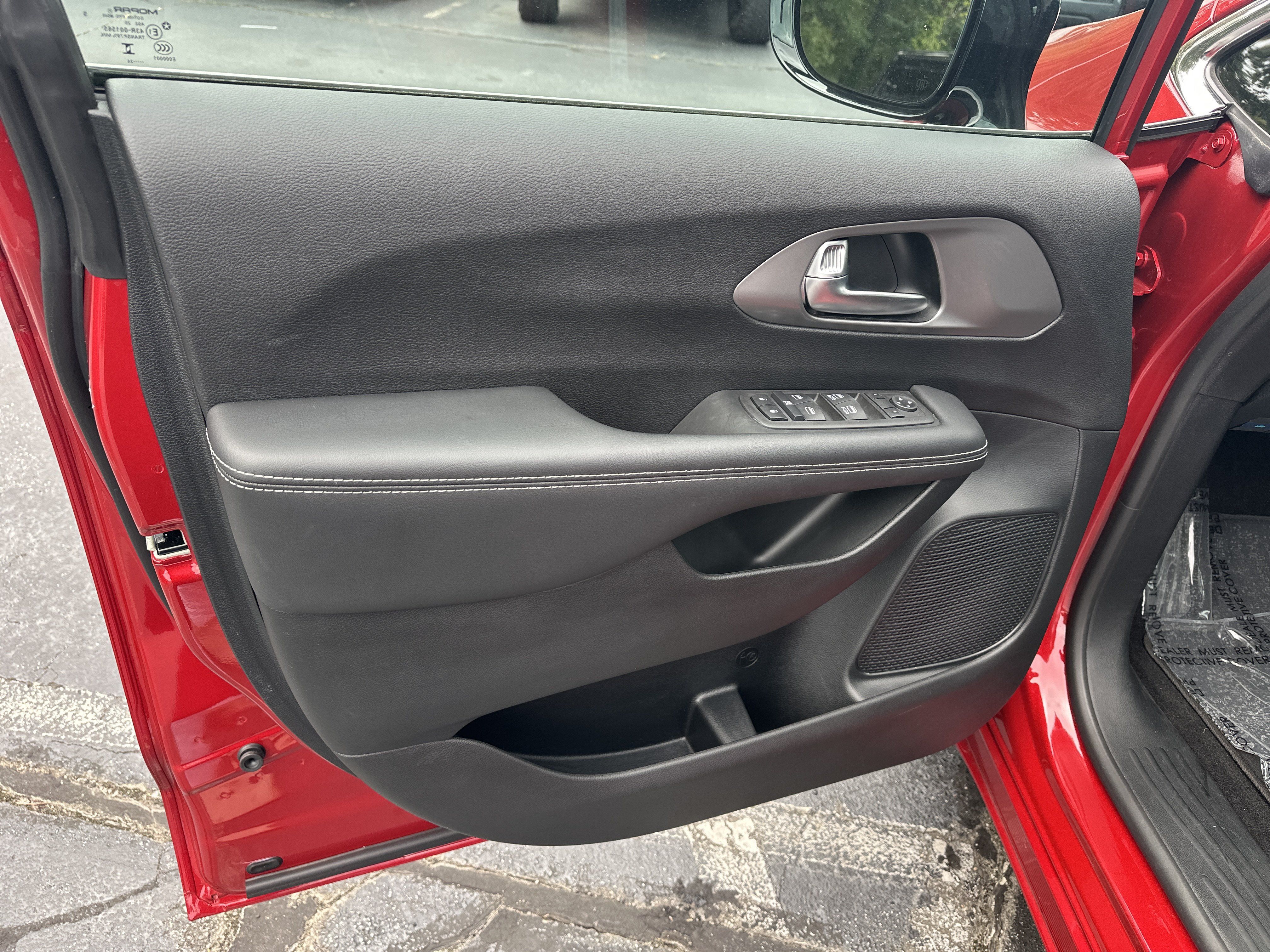 Used 2025 Chrysler Voyager LX FWD image 11