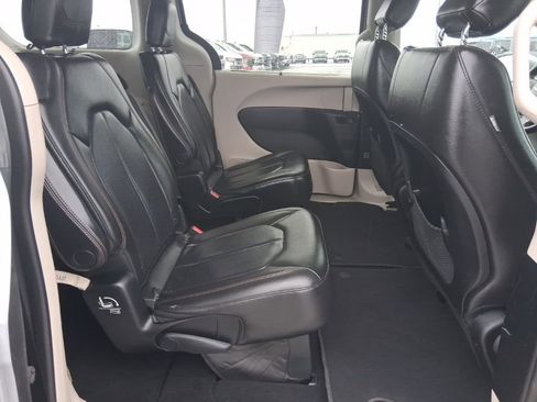 Used 2019 Chrysler Pacifica Touring-L image 18