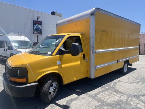 Used 2012 GMC Savana 3500 RWD image 2