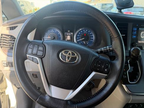 Used 2015 Toyota Sienna XLE w/ XLE Navigation Package FWD image 21