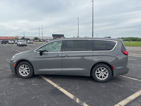 Used 2023 Chrysler Pacifica Touring-L FWD image 8