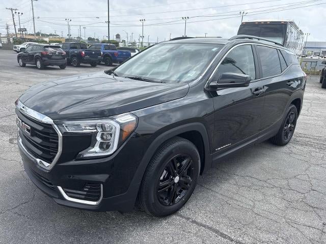 Used 2023 GMC Terrain SLE w/ Driver Convenience Package FWD image 3
