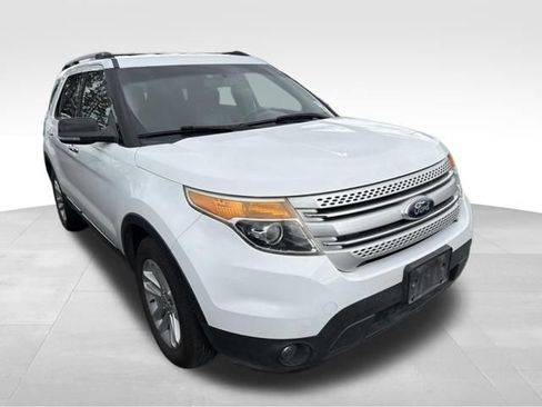 Used 2015 Ford Explorer XLT w/ Equipment Group 202A AWD/4WD image 6