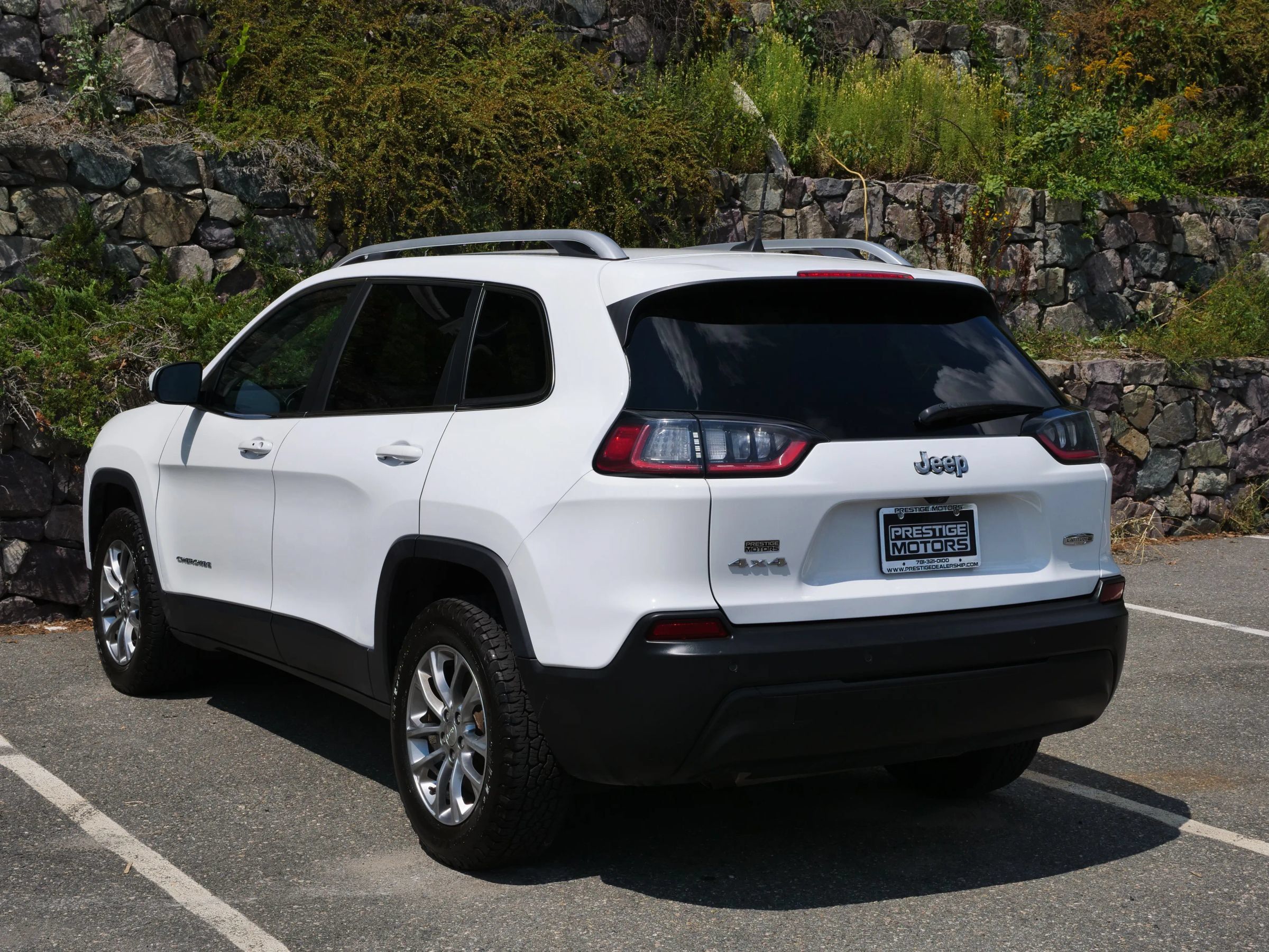 Used 2021 Jeep Cherokee Latitude Plus w/ Mopar Interior Package AWD/4WD image 5