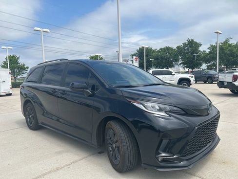 Used 2025 Toyota Sienna XSE AWD/4WD image 3
