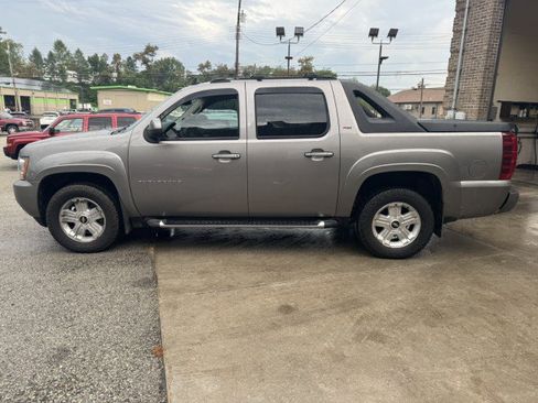 Used 2012 Chevrolet Avalanche LT w/ Suspension Package, Off-Road AWD/4WD image 6