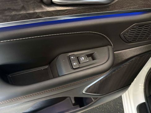 Used 2025 Jeep Grand Cherokee L Overland w/ Luxury Tech Group IV image 12