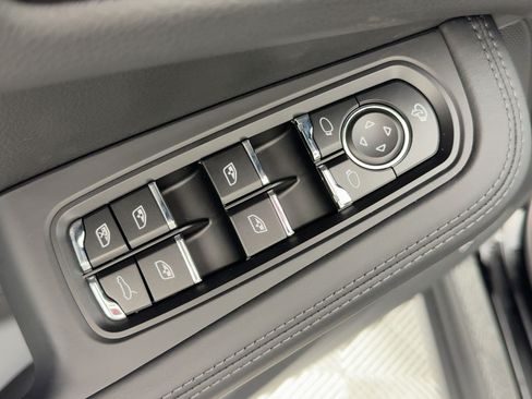 Used 2026 Porsche Macan AWD/4WD image 13