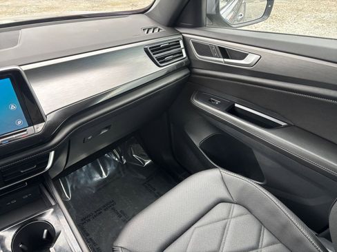 Used 2025 Volkswagen Atlas Cross Sport SE image 31