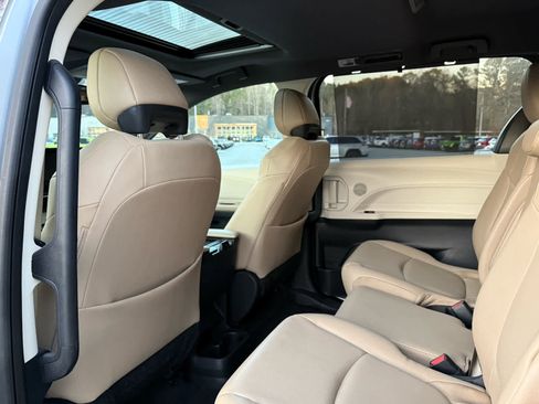 Used 2023 Toyota Sienna XLE image 27