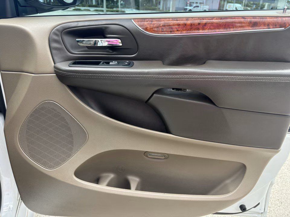 Used 2016 Chrysler Town & Country Touring FWD image 35