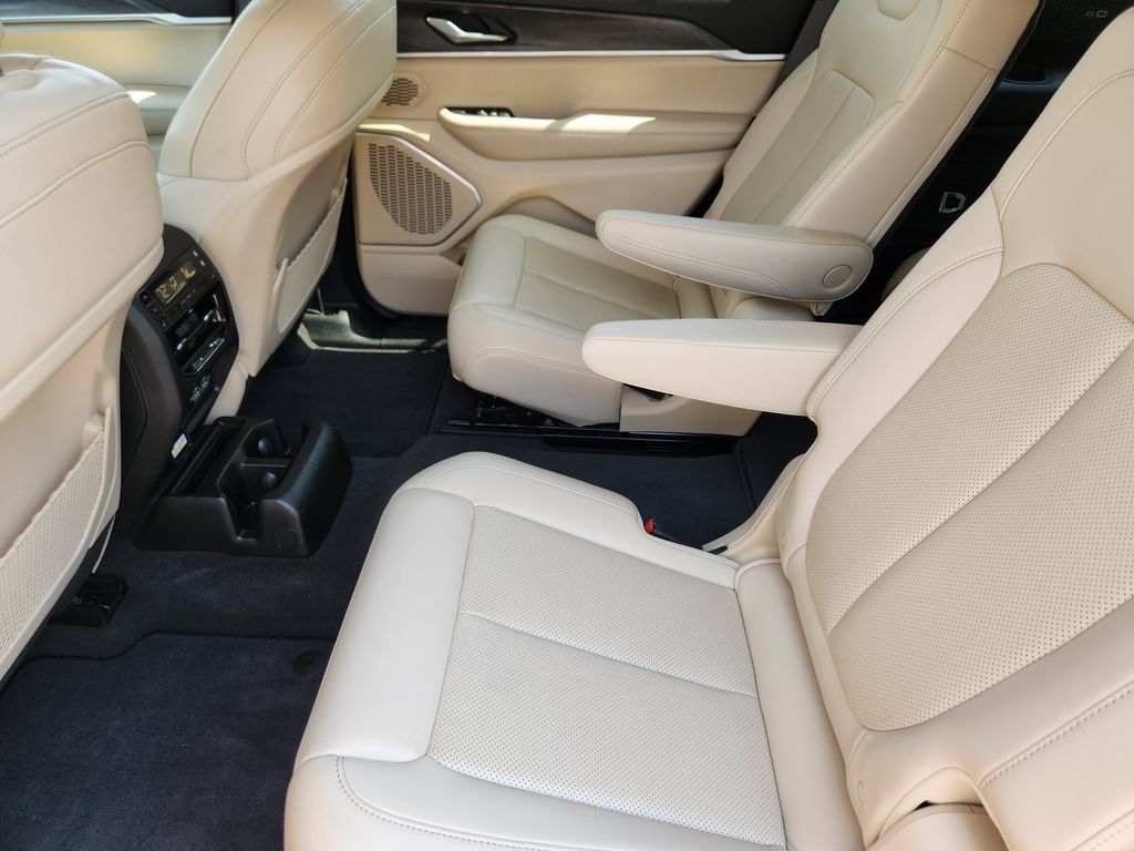 Used 2021 Jeep Grand Cherokee L Limited w/ Luxury Tech Group II AWD/4WD image 29