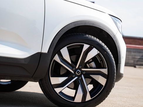 Certified 2023 Volvo XC40 B5 Plus w/ Protection Package Premier AWD/4WD image 7
