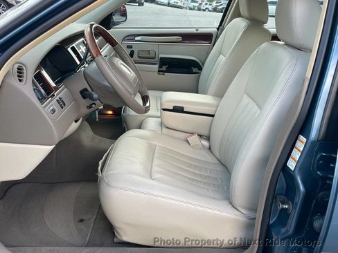 Used 2003 Lincoln Town Car Signature RWD image 8