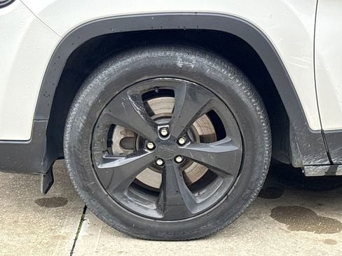 Used 2020 Jeep Cherokee Altitude image 11