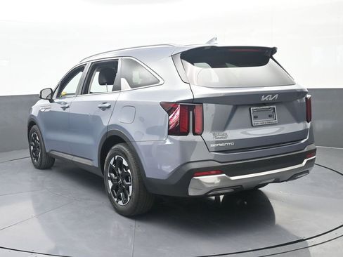 Used 2025 Kia Sorento S FWD image 4