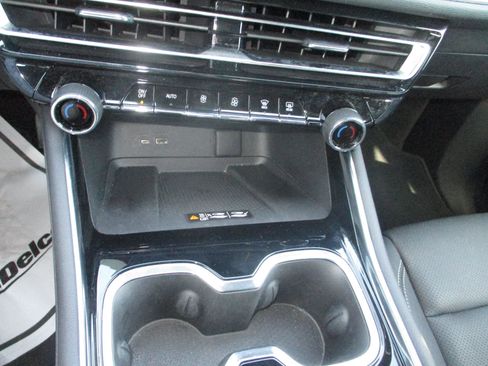 Used 2025 Chevrolet Traverse LT image 16