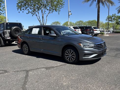 Used 2021 Volkswagen Jetta SE w/ SE Cold Weather Package image 6