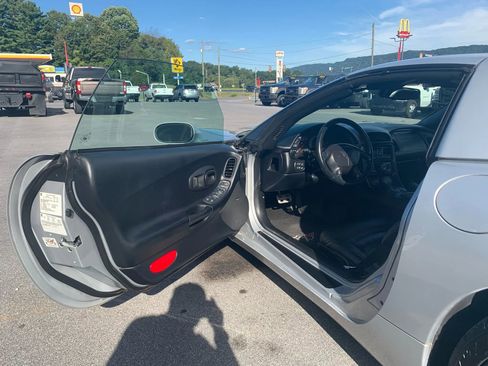 Used 1999 Chevrolet Corvette Coupe w/ Roof Pkg image 7