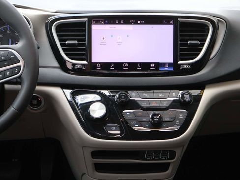 Used 2023 Chrysler Pacifica Touring-L FWD image 16