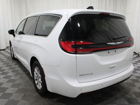 Used 2024 Chrysler Pacifica Touring-L FWD image 32