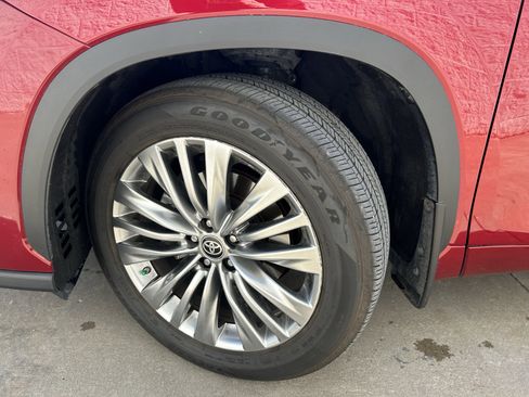 Used 2024 Toyota Highlander Platinum image 12