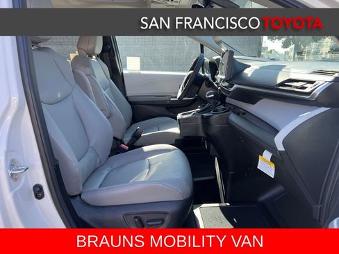 Used 2026 Toyota Sienna XLE FWD image 28