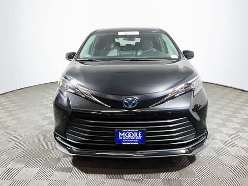 Certified 2025 Toyota Sienna LE FWD image 2