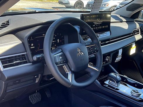 New 2025 Mitsubishi Outlander SE image 6