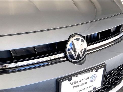 Used 2025 Volkswagen Jetta SE image 30