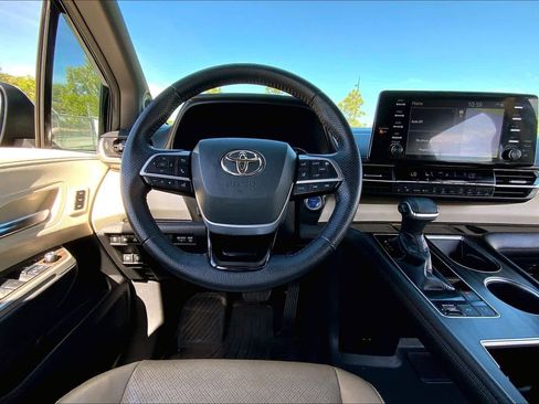 Used 2021 Toyota Sienna Limited image 6