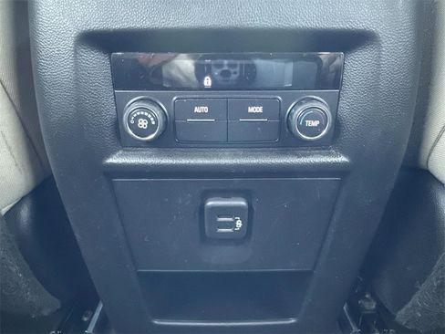 Used 2022 Chevrolet Traverse LS image 25