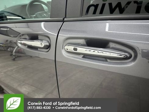 Used 2025 Toyota Sienna XLE image 20