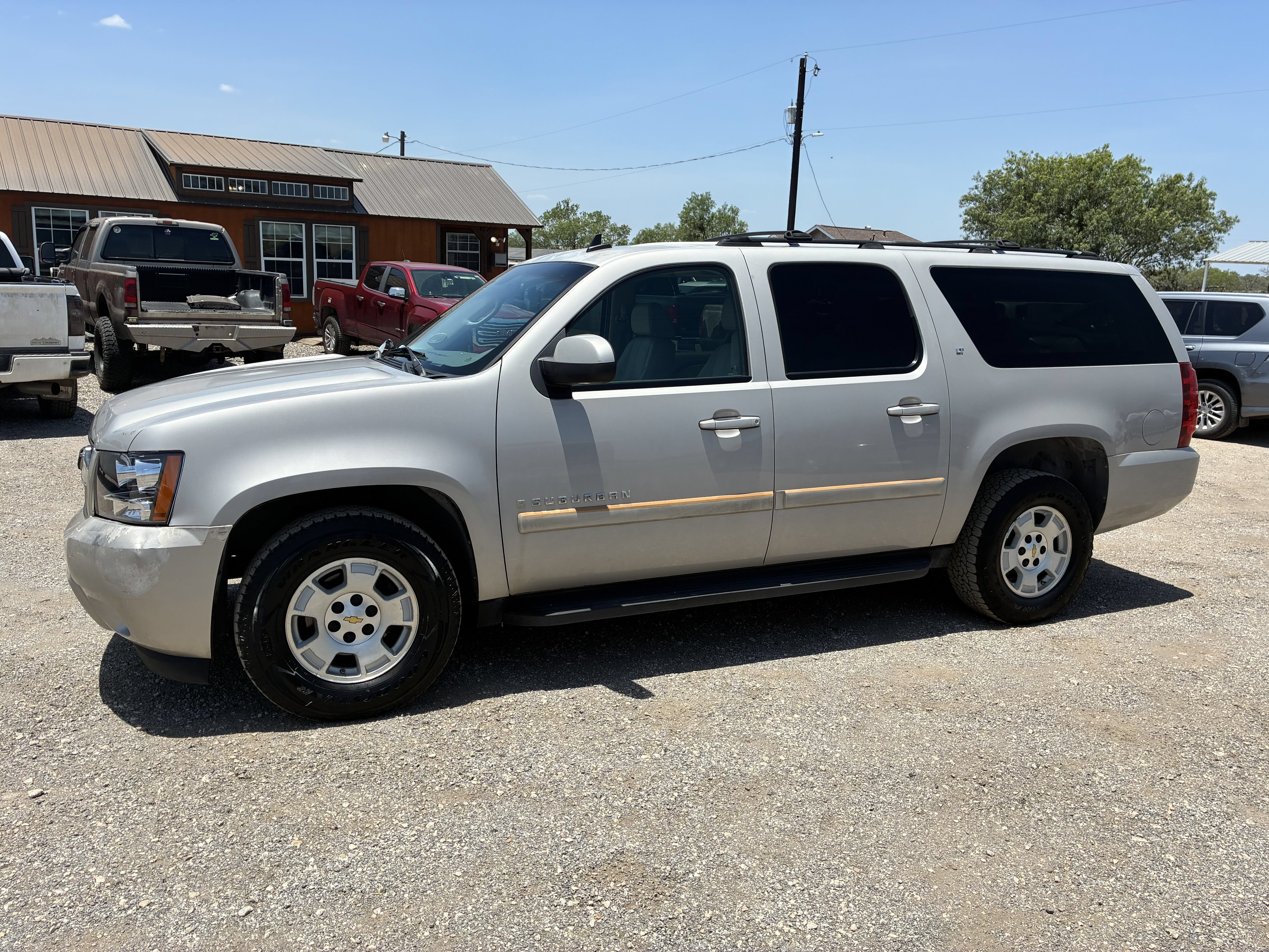 Used 2007 Chevrolet Suburban LT w/ LT Preferred Equipment Group AWD/4WD image 9