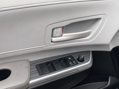 Used 2025 Toyota Sienna LE FWD image 11