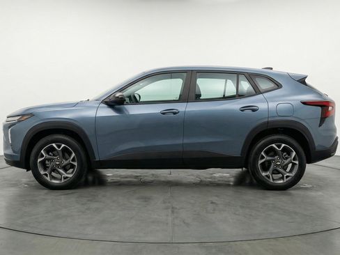 Used 2025 Chevrolet Trax LT w/ LT Convenience Package image 5