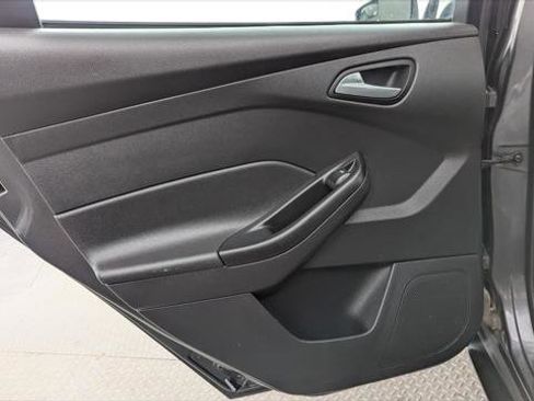 Used 2018 Ford Focus SE w/ SE Appearance Package image 14