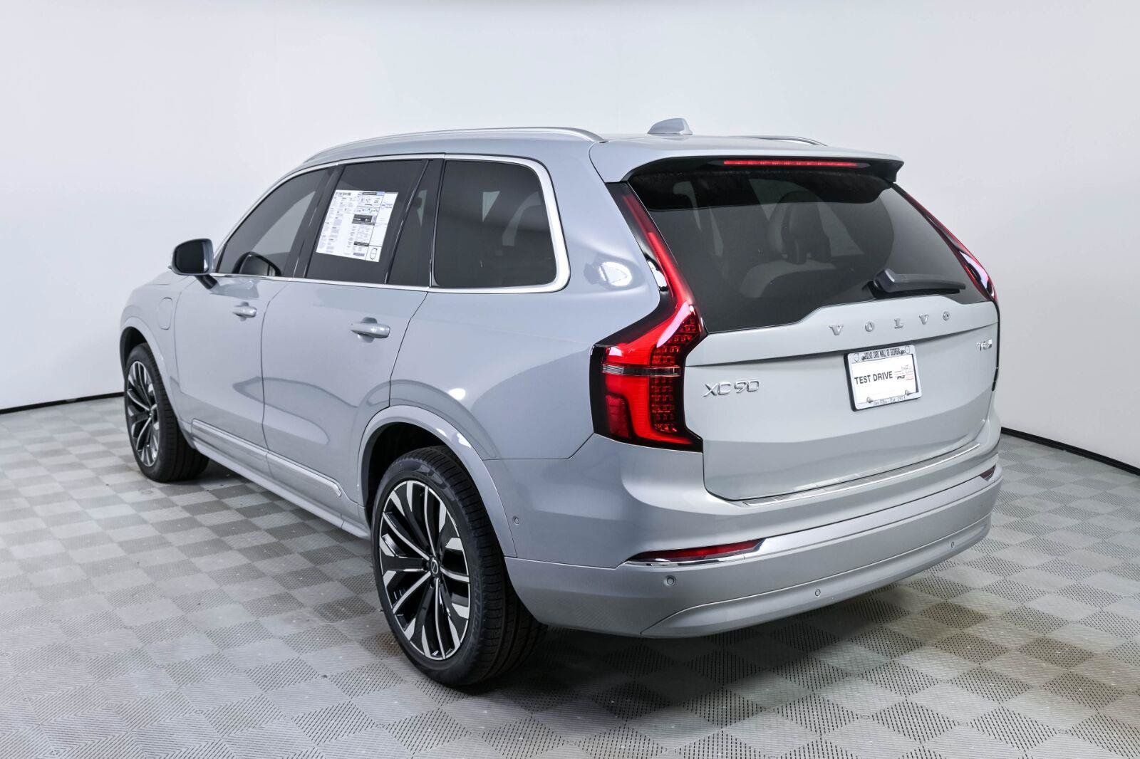 New 2026 Volvo XC90 T8 Plus w/ Protection Package Premier AWD/4WD image 3